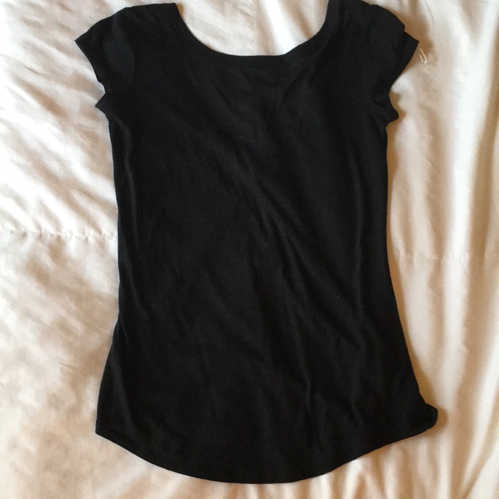 Super cute keyhole plunge back aerie top
